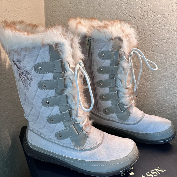 U.S. Polo Assn. Gray and White Winter Boots with Fur Lining and Rubber Sole - Picture 2 of 3